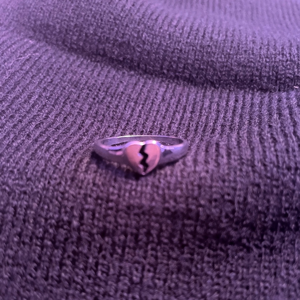 Broken heart ring, size 8, color black and silver